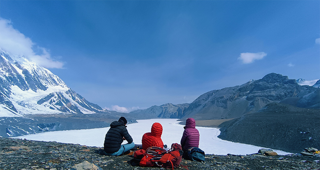 Exploring a Tilicho Lake View 